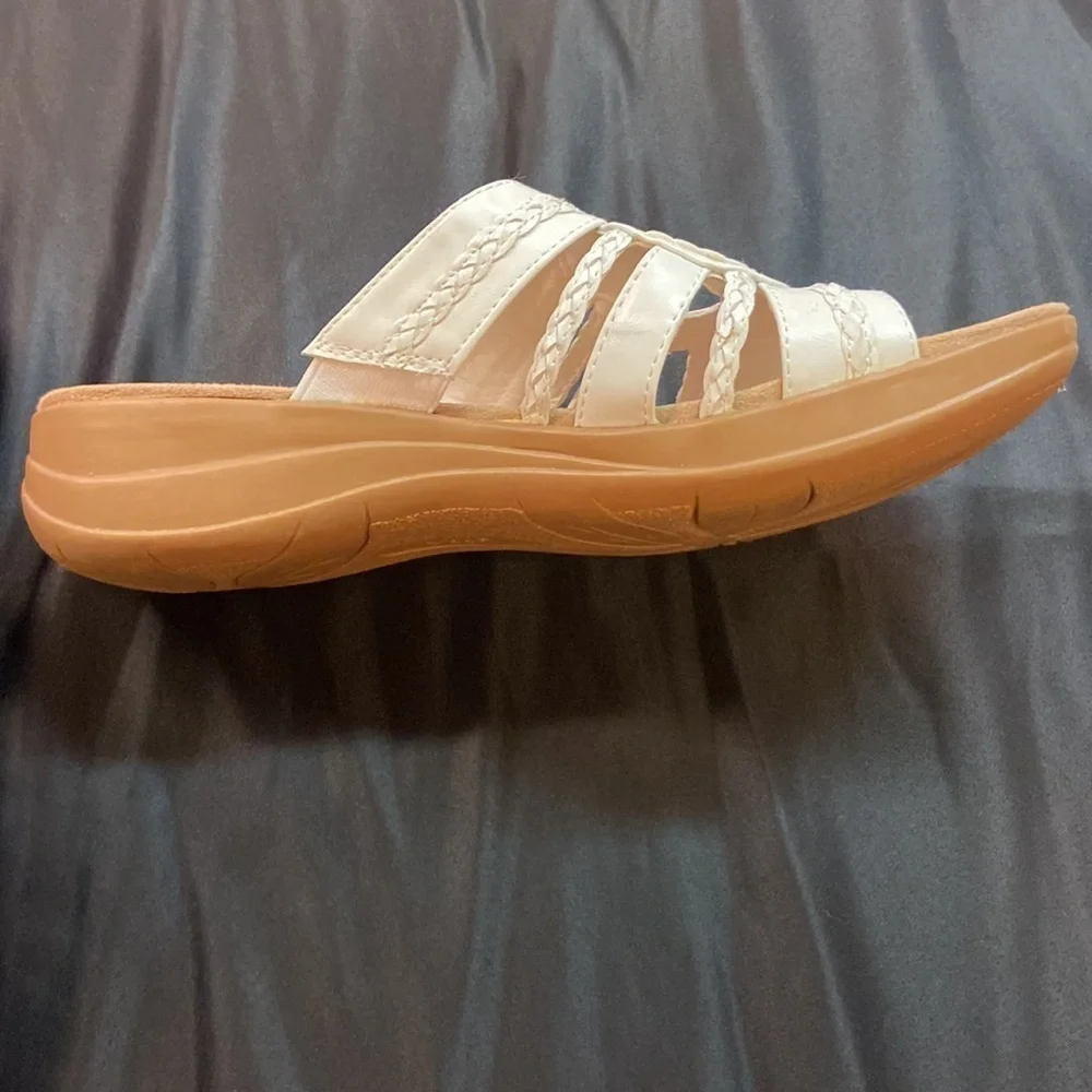 Yuu White Slide/Sandal “Jordan” NWOT